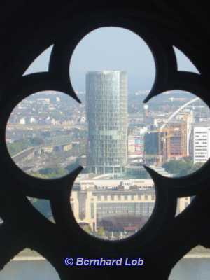 Blick vom Domdach auf das LVR-Haus in Deutz